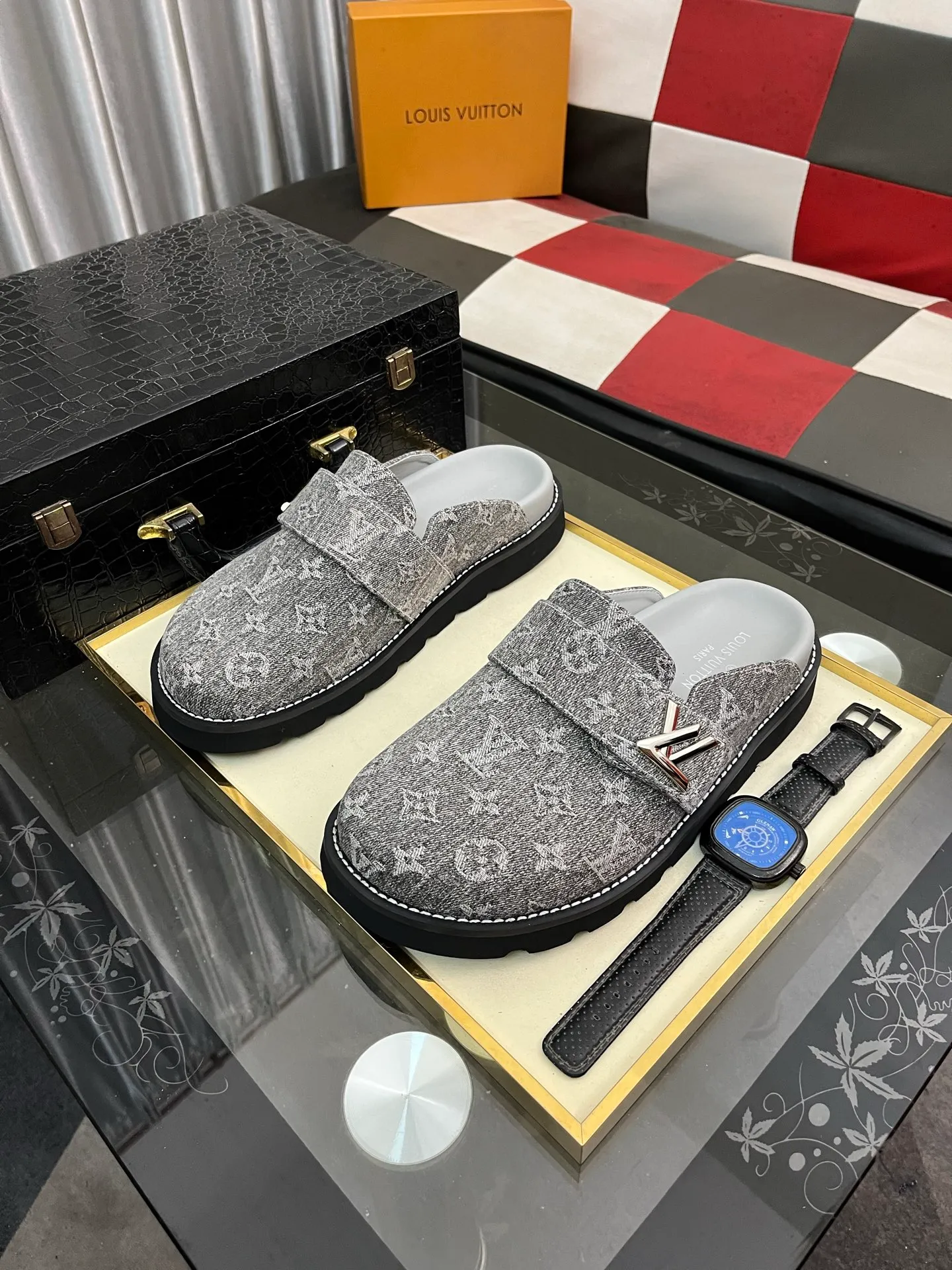 Men's men's shoes 💰420⌚️⌚️lv new Baotou half-slippers winterbreak comfert flat slippers lv letter and monogram floral embellished leather pattern, with sheepskin lining, suitable for indoor and outdoor wear. The water table is made of high-density foam material, which is light and comfortable. The sole has a certain thickness and the anti-aging effect is also good! Premium size: 38-444️⃣Colors available